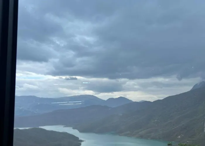 Botel Om Center Apartment Tirana *